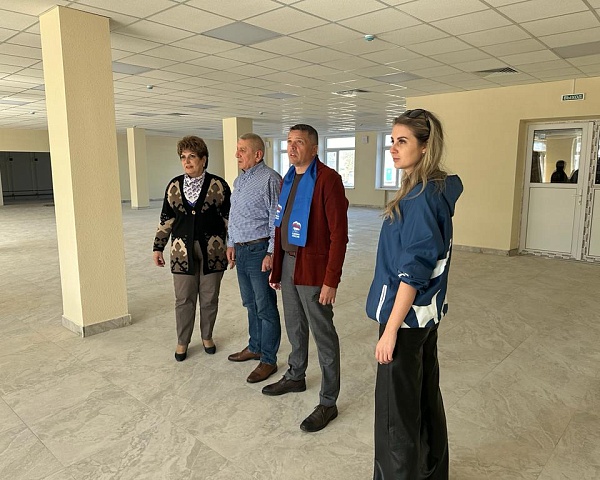 Партийный десант Шпаковского отделения партии проверил ход строительства новой школы в Михайловске 